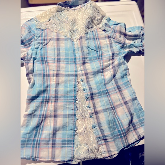 🌼 Plaid & Lace Button Up Shirt - Picture 2 of 3